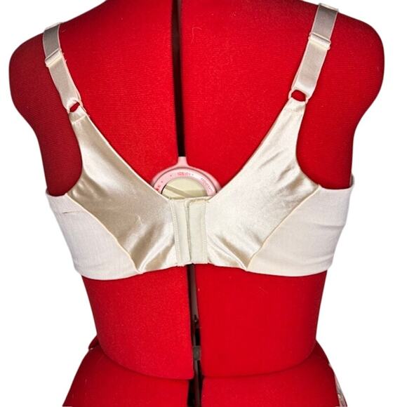 Vanity Fair 44D Illumination Zone Support Underwire Bra 76338 Sweet Cream NWT - Picture 2 of 5